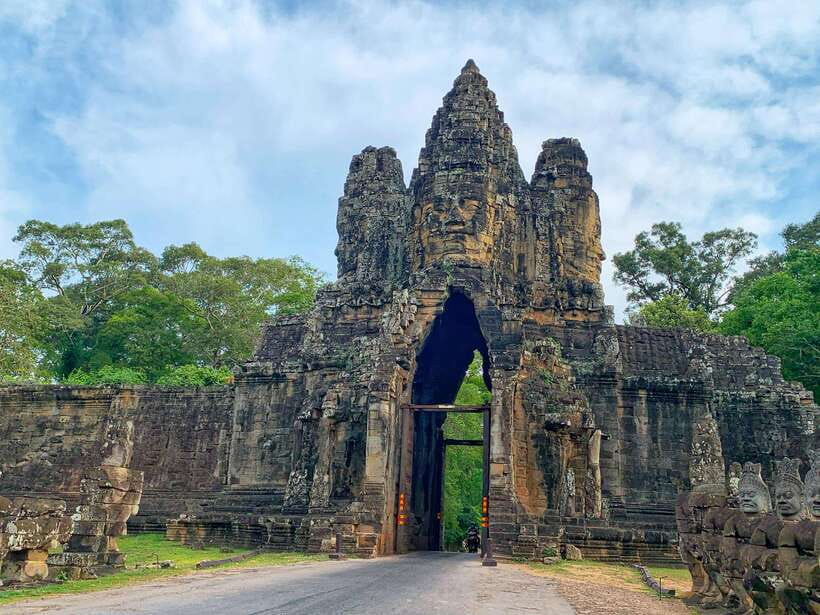 Siem Reap: Angkor Wat Private Tour by Tuk-Tuk - Bayon’s stone faces and tight corridors