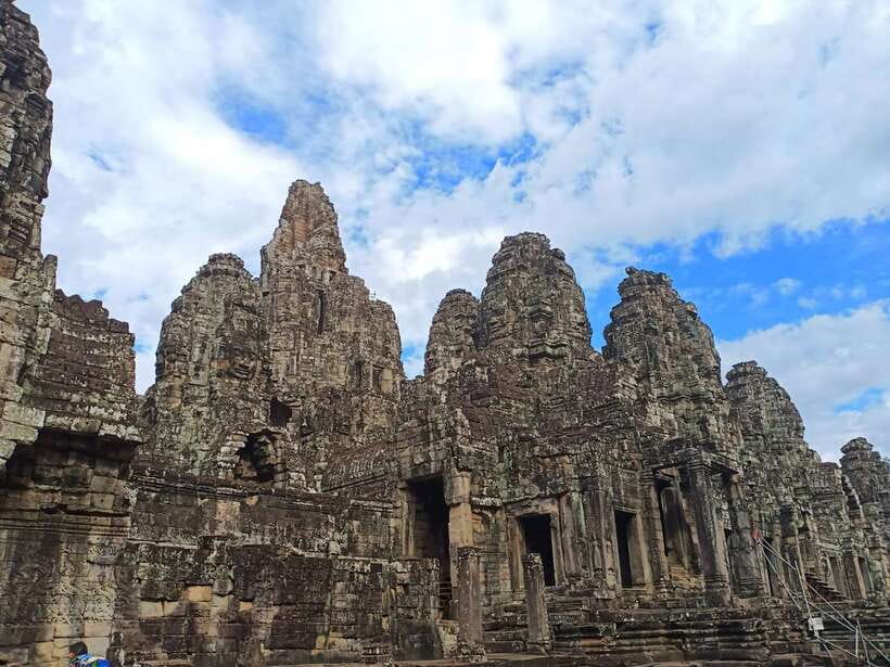 Siem Reap: Angkor Wat Private Tour by Tuk-Tuk - Lunch in Siem Reap or near the temples