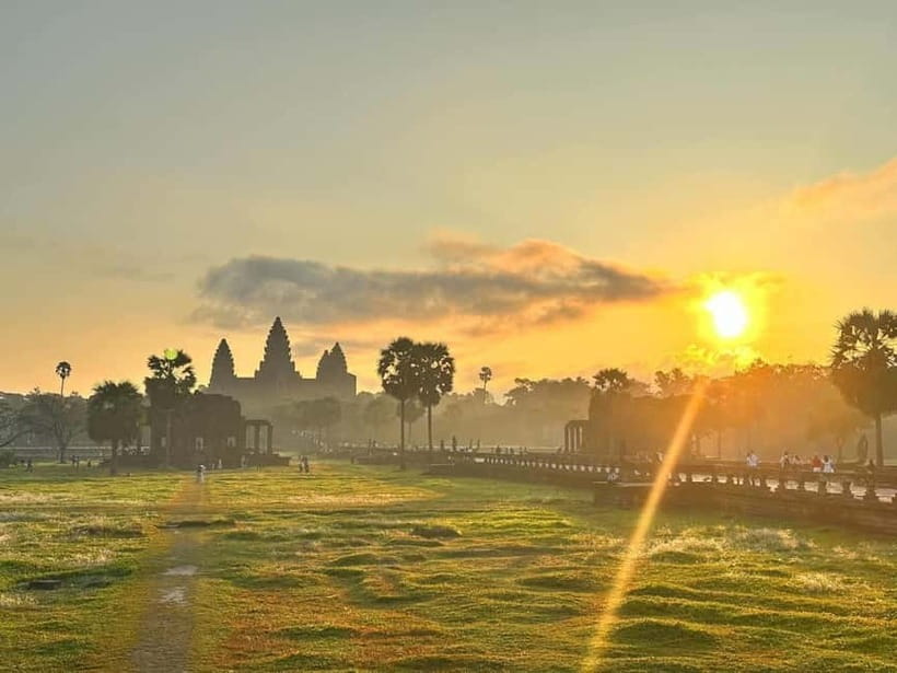 Siem Reap: Angkor Wat Private Tour with Sunrise - Ta Prohm and the Small Circuit’s unforgettable scenes