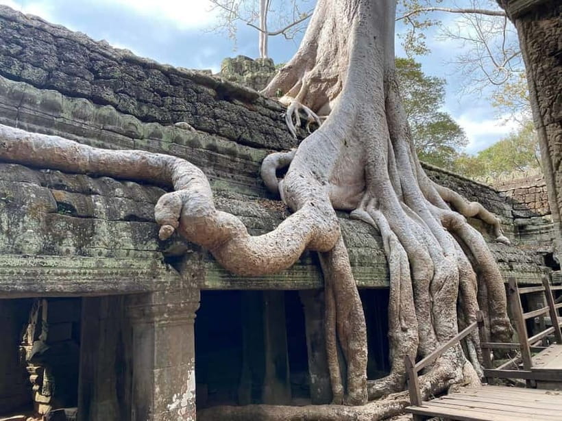 Siem Reap: Angkor Wat Small-Group Day Tour - Bayon’s calm faces
