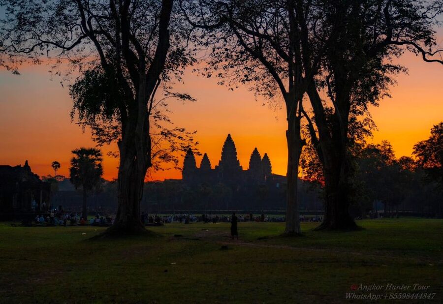 Siem Reap: Angkor Wat: Small-Group Sunrise Tour - Breakfast beside Srah Srang