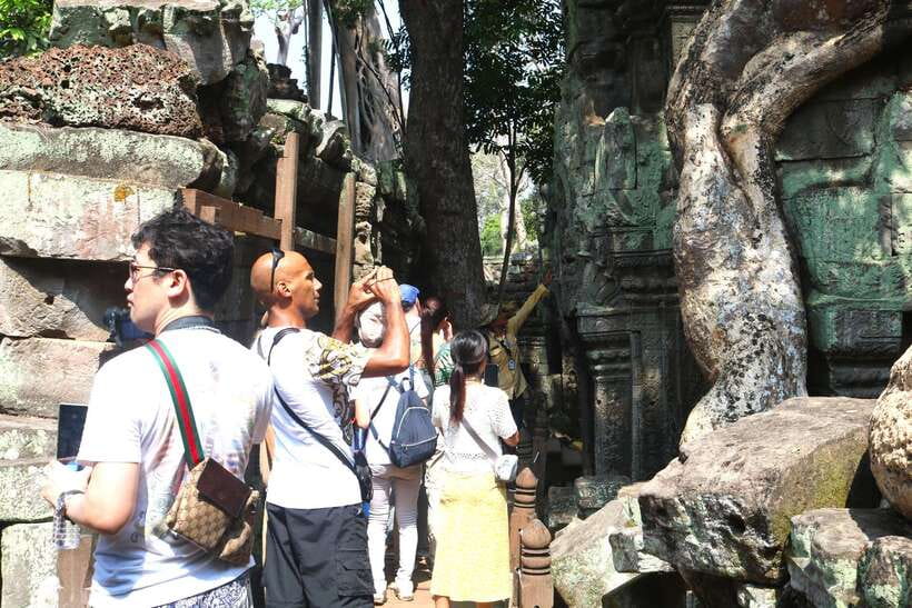 Siem Reap: Angkor Wat: Small-Group Sunrise Tour - Angkor Thom and the many faces of Bayon
