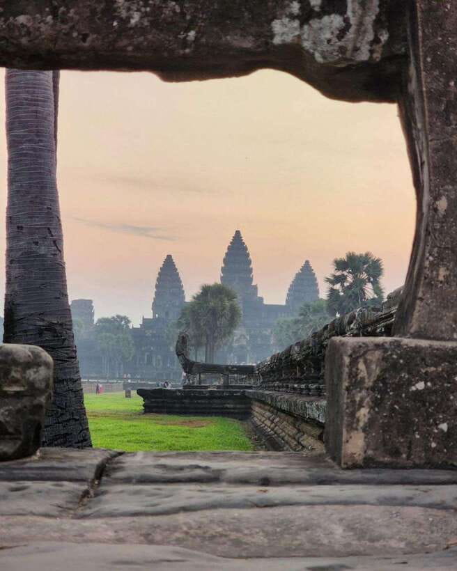 Siem Reap: Angkor Wat Small Group Tour with Spanish Guide - Ta Prohm, where roots take over the stone