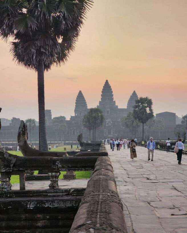 Siem Reap: Angkor Wat Small Group Tour with Spanish Guide - Bayon, Baphuon, and the Elephant Terrace