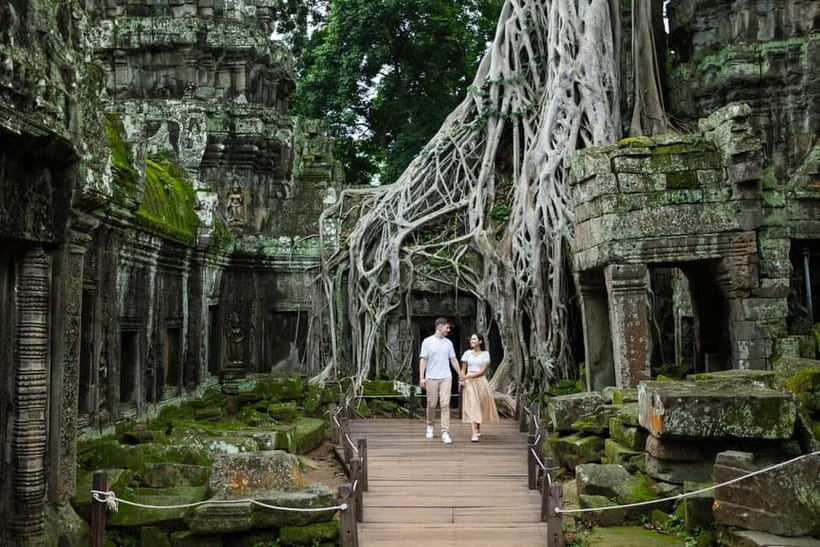 Siem Reap: Angkor Wat Sunrise Small Group tour and Breakfast - Angkor Wat: photography, stone, and scale