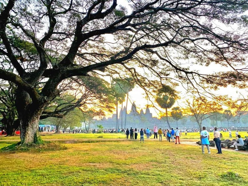 Siem Reap: Angkor Wat Sunrise Tour With Small Group - Angkor Wat from sunrise to carved galleries