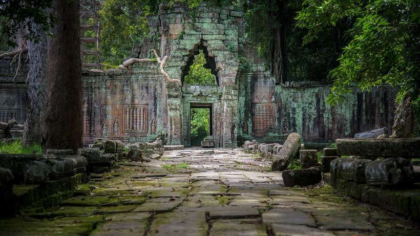 Siem Reap: Angkor Wat Temples & Phnom Kulen Park 3-Day Tour - Day one: Banteay Srey and the beginning of Angkor