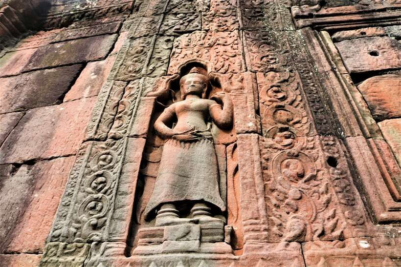 Siem Reap: Angkor Wat with German or English Guided Tour - Bayon and its famous stone faces