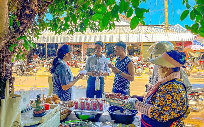 Siem Reap: FREE Market & Local Temple Tour - Visiting an active pagoda and monastery