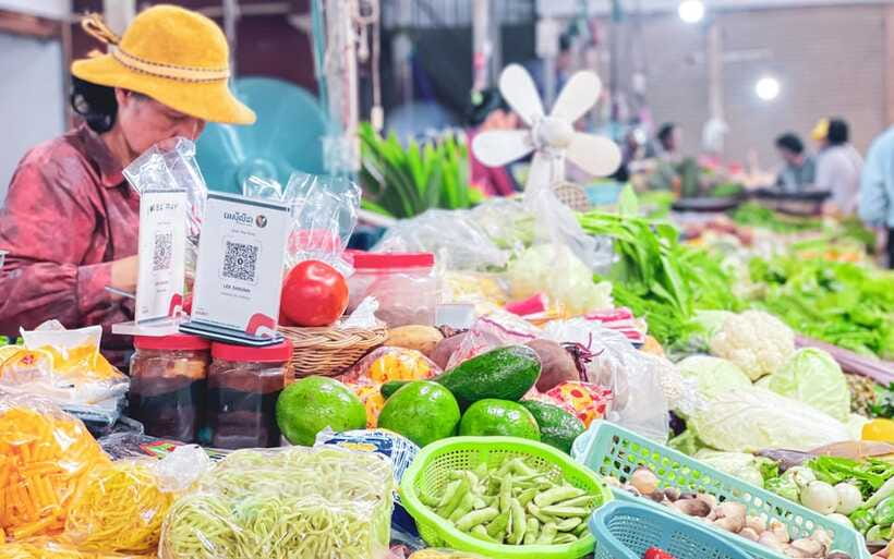 Siem Reap: FREE Market & Local Temple Tour - Drinks, souvenirs, and the walk back
