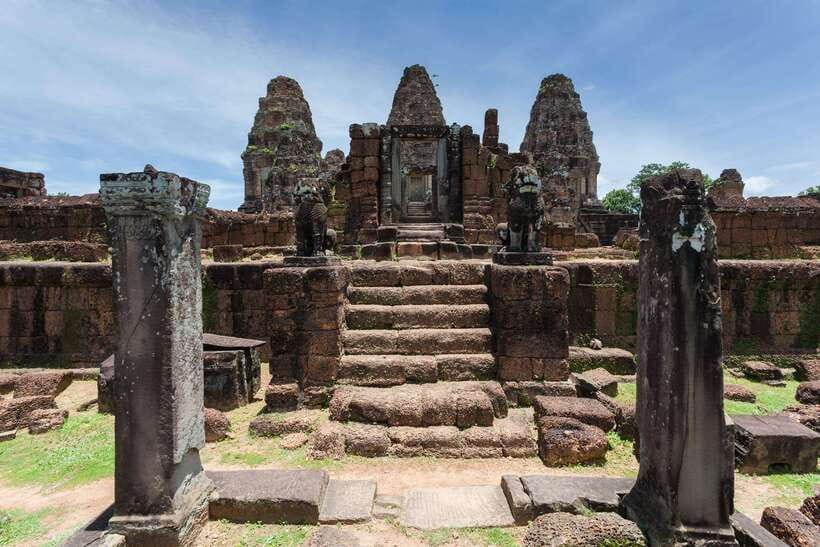 Siem Reap: Full-Day Tuk-Tuk Tour of Angkor Wat Temples - Angkor Wat begins the day