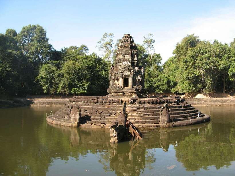 Siem Reap: Grand Circle Temples Tour With Private Tuk-Tuk - Neak Pean: a shorter, unusual temple stop