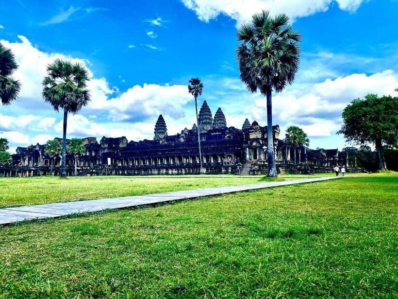 Siem Reap: Private Angkor Wat & Bakheng Mountain Sunset Tour - What makes Angkor Wat worth the afternoon visit