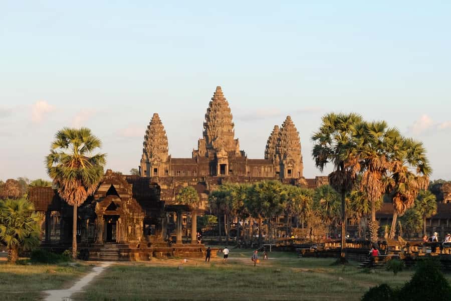 SiemReap: Private Angkor Wat Tour in English or German guide - A private Angkor plan with room to change pace