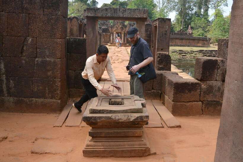 SiemReap: Private Angkor Wat Tour in English or German guide - Guide quality, comfort, and practical limits