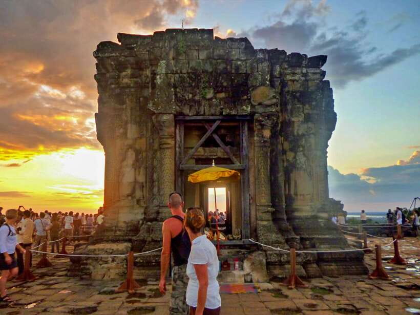 Small-Group Full Day Angkor wat Guide tour with Sun set - Guides, language, and the human side of the tour