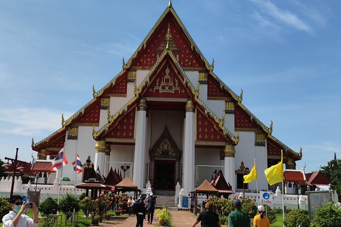 Small Group Tour to Ayutthaya Temples from Bangkok with Lunch - Wat Mahathat and the Buddha in the tree roots