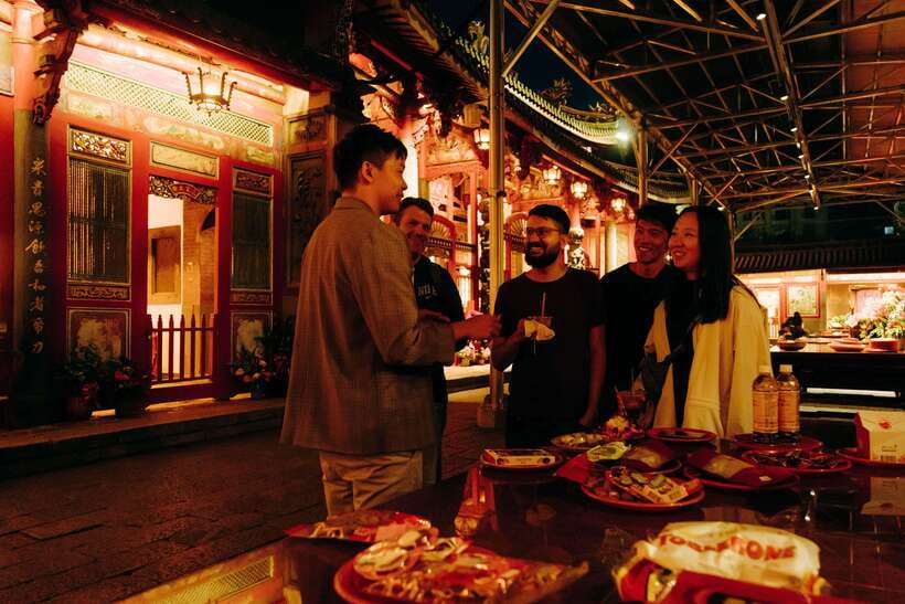 Taipei's Origin & Longshan Temple - Taiwan Cultural Tour - Trying moonstone divination at Longshan Temple