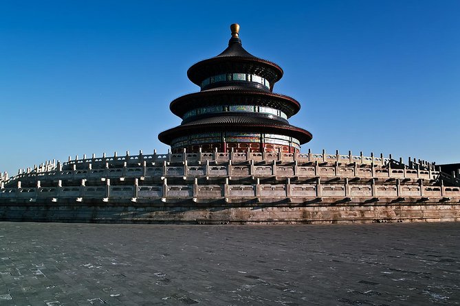 Temple of Heaven and Tai Chi Tour - Learning basic movements from a local master