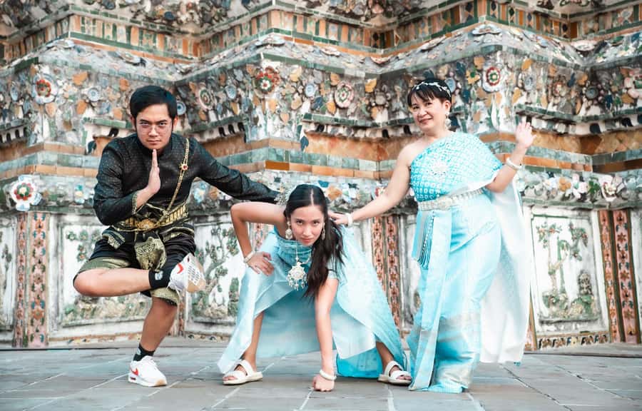 Thai Costume Photographer at Wat Arun/Pho in Bangkok - Why this Wat Arun photo session works