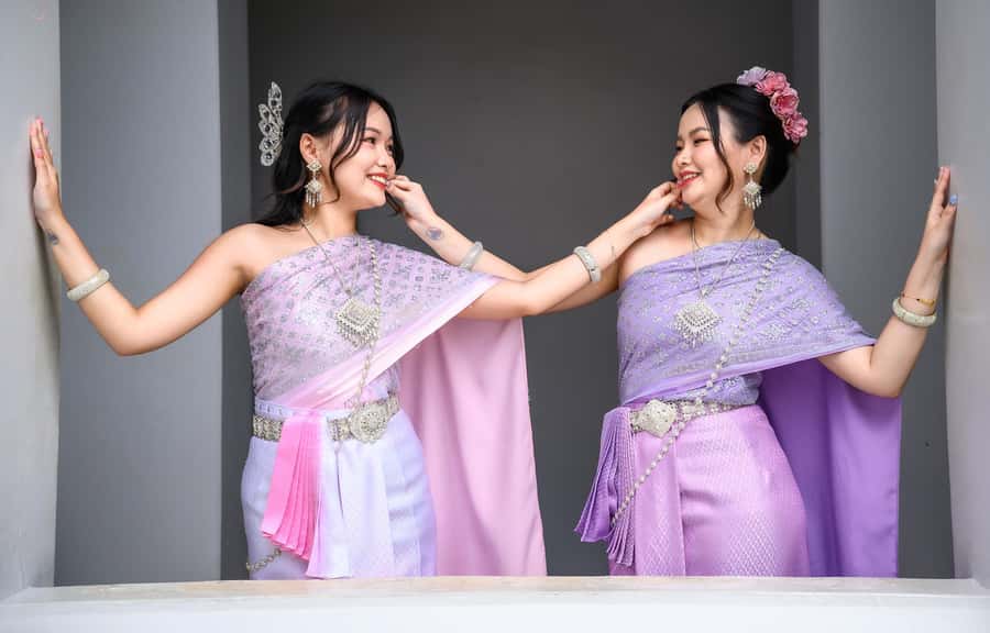 Thai Costume Photographer at Wat Arun/Pho in Bangkok - The Wat Pho option and nearby sights