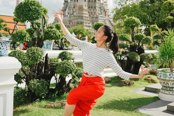 Thai Dance Class at Wat Arun - Three songs and three styles of Thai dance