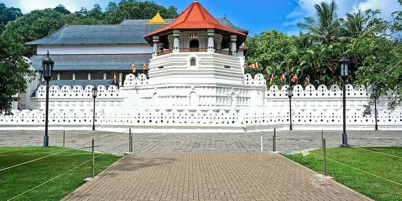 Three Temples Loop In Kandy Day Tour By Tuk Tuk - Gadaladeniya and Lankathilaka, the main temple pair