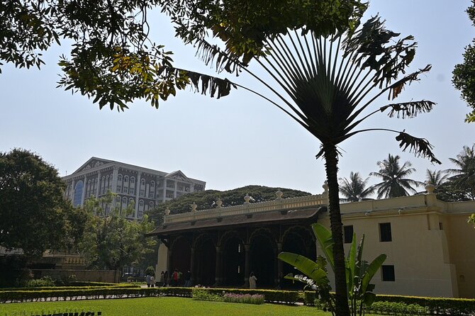 Tipu Palace + Koté Vishnu + Fort + KR Market + Jain Temple = Bengaluru Pété Walk - KR Market, where Bengaluru moves at full speed
