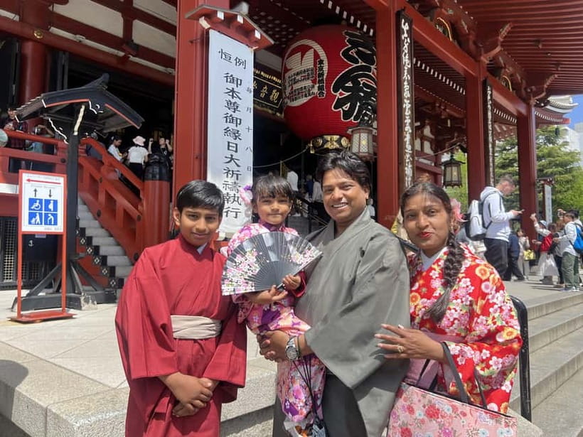 Tokyo: Asakusa and Tokyo’s Oldest Temple Senso-ji Tour - Senso-ji: learning how to approach the temple