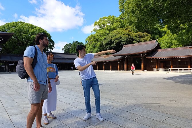 Tokyo: Meiji Shrine and Shinto Culture Walking Tour - The giant torii and the first lesson in shrine etiquette