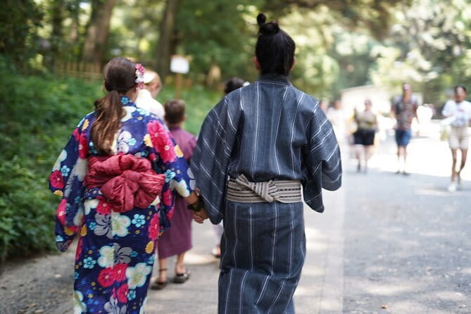 :Tokyo,Shibuya /Meiji Shrine tour in KIMONO/English-friendly - The Torii Gates and Barrel Displays