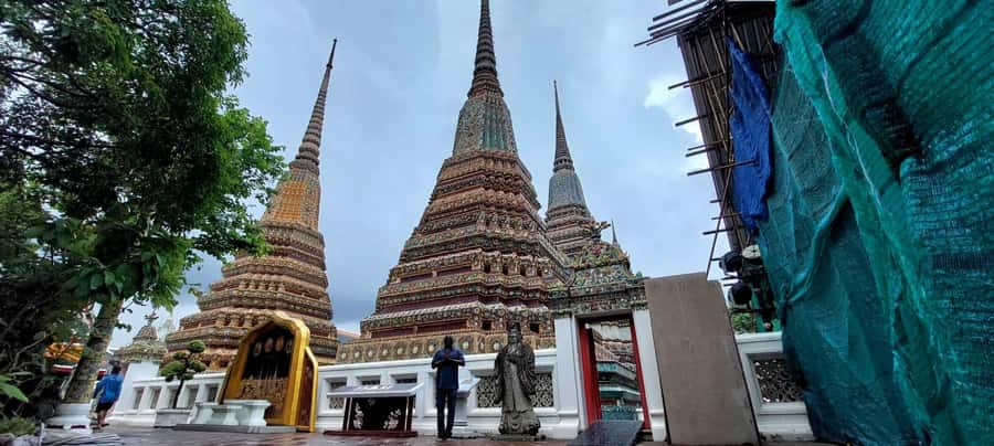 Top 3 Bangkok Temples Private Tour [with Wat Pho-UNESCO] - Chinatown, royal buildings, and the view from the road