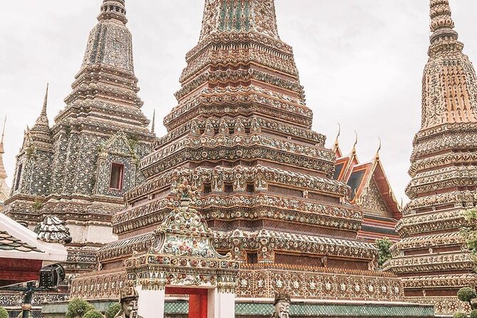 Visit Wat Pho and Wat Arun with Local Expert - The main risks to manage before you go