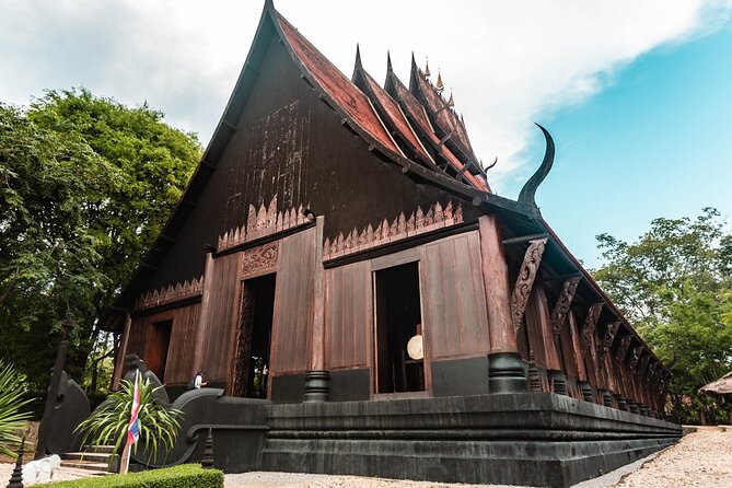 White, Red/Black and Blue Temples Full Day Trip From Chiang Mai - Wat Huay Pla Kang and the optional red temple stop
