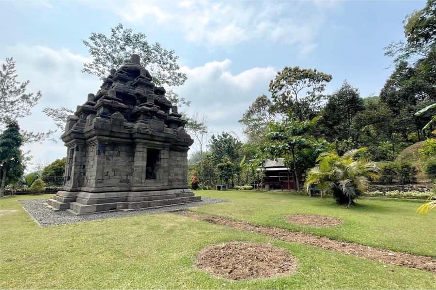 Yogyakarta: Selogriyo Temple, Rice Terraces & Waterfall Tour - Leaving Yogyakarta for rural Central Java