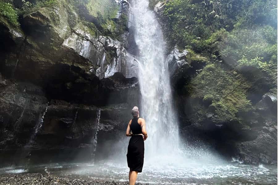 Yogyakarta: Selogriyo Temple, Rice Terraces & Waterfall Tour - Selogriyo Temple and its quiet hilltop setting