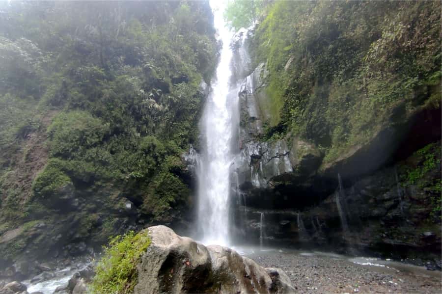 Yogyakarta: Selogriyo Temple, Rice Terraces & Waterfall Tour - Guides who shape the experience